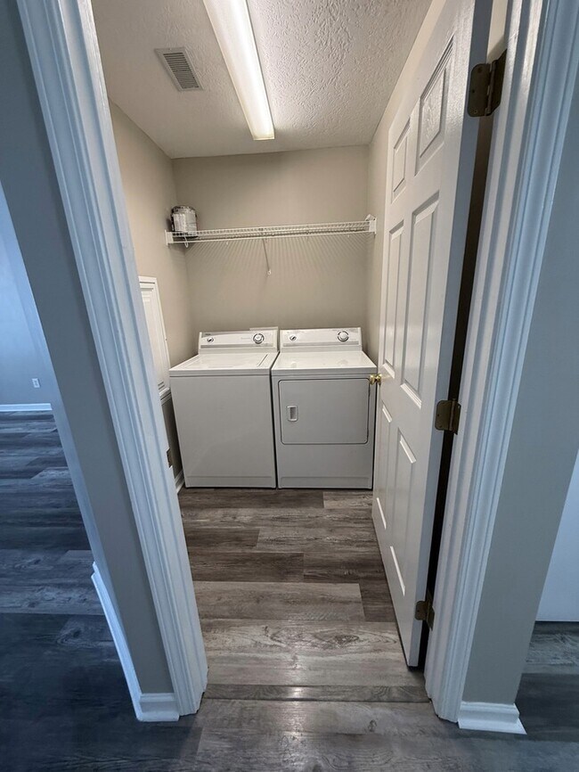 Building Photo - Very Nice Condo in North Knoxville