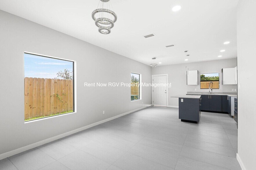 Building Photo - 2020 Summerland Ln