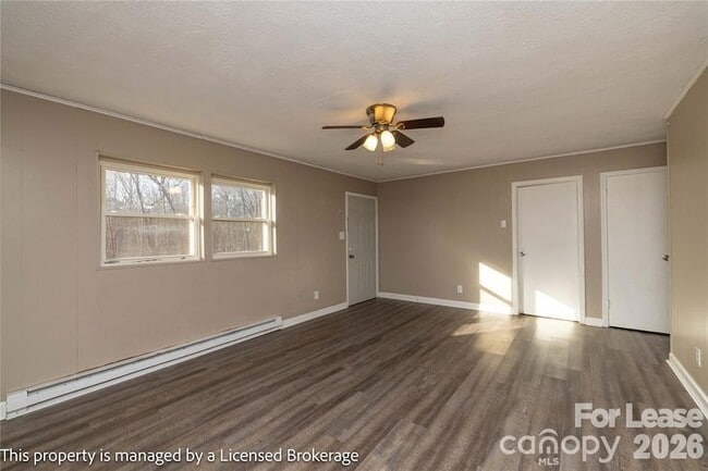 Building Photo - 213 Roslyn Rd