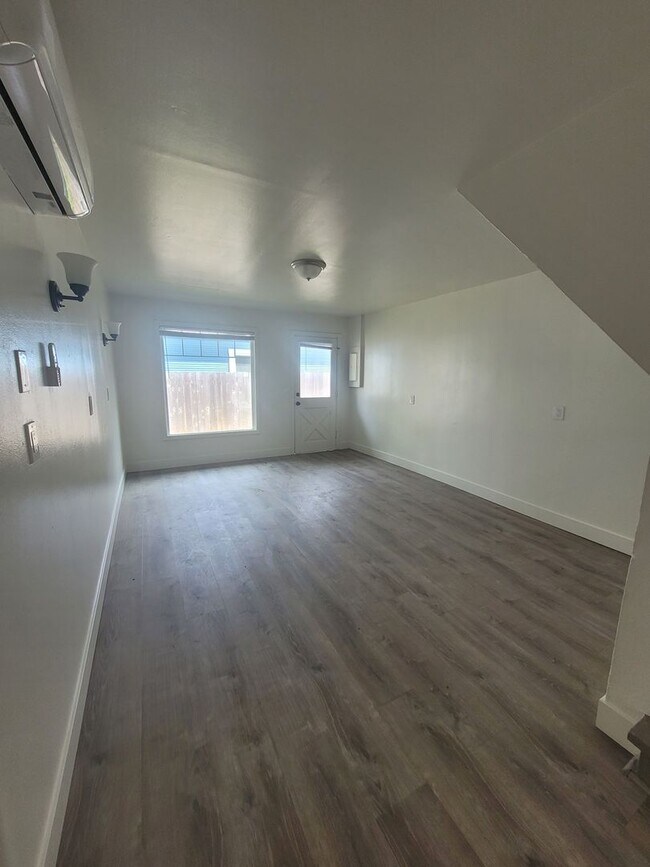 Building Photo - 1131 W 8th Ave