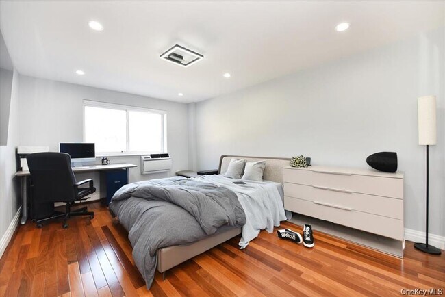 Building Photo - 320 E Shore Rd