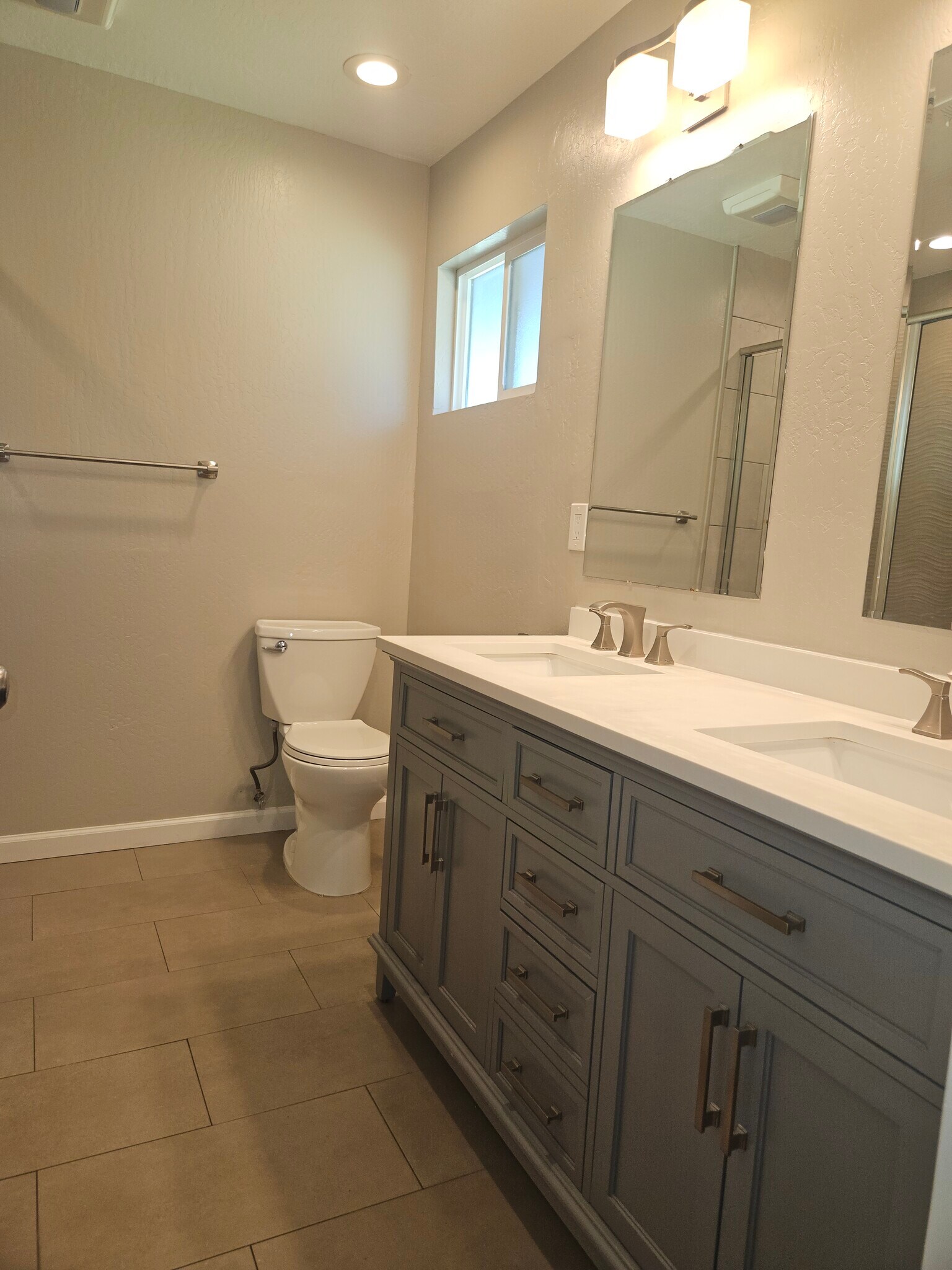 Main bedroom bath - 874 Castlewood Dr