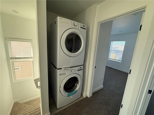 Building Photo - 831 States Ave