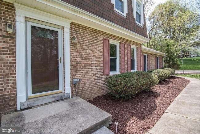 Building Photo - 6 Delta Ct
