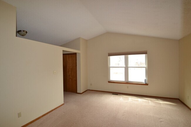 Building Photo - Mountain Shadows 3 Bedroom home with AC