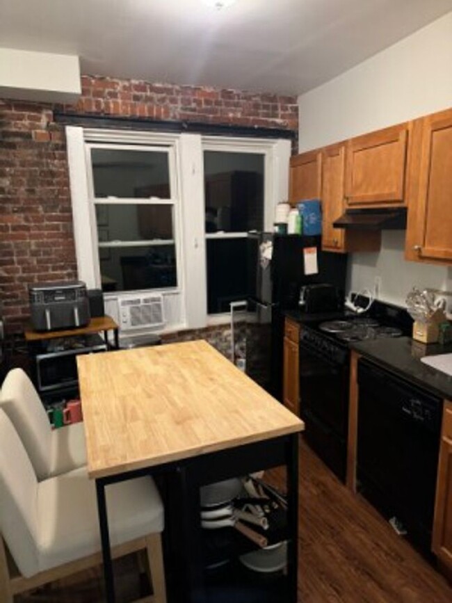 Building Photo - North End - 2 bedroom apartment - 9/1