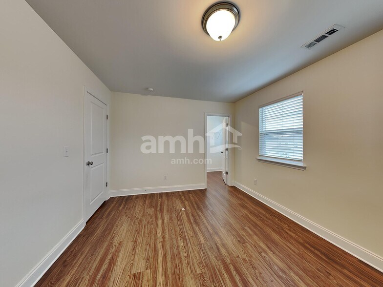 Building Photo - 1323 Lomond Dr