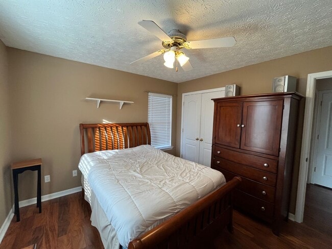 Building Photo - 3 Bedroom, 2 Bathroom - Home in Calhoun!