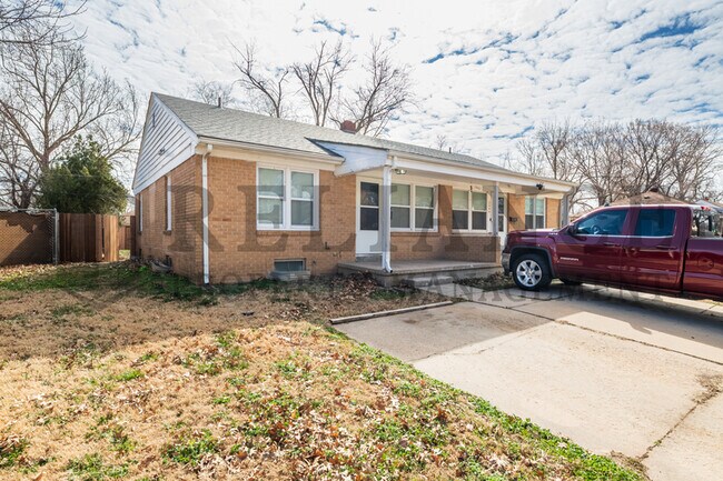 Building Photo - 2042 S Pinecrest St