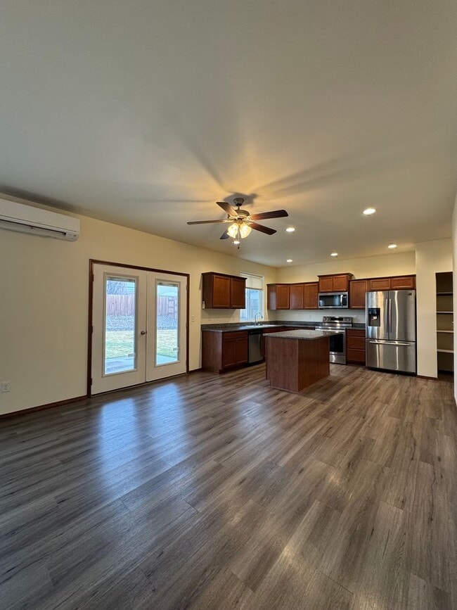 Building Photo - Spacious 5-Bedroom Home with Fenced Yard & Oversized Garage