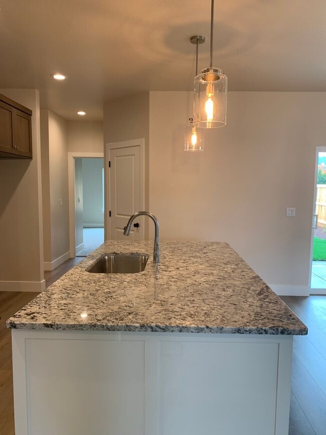 Building Photo - 3 Bedroom 2 Bath Single Family home with L...