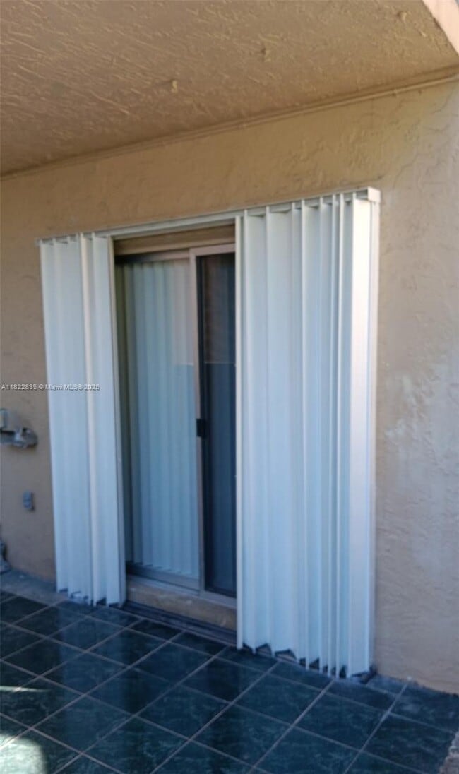 Building Photo - 10790 N Kendall Dr