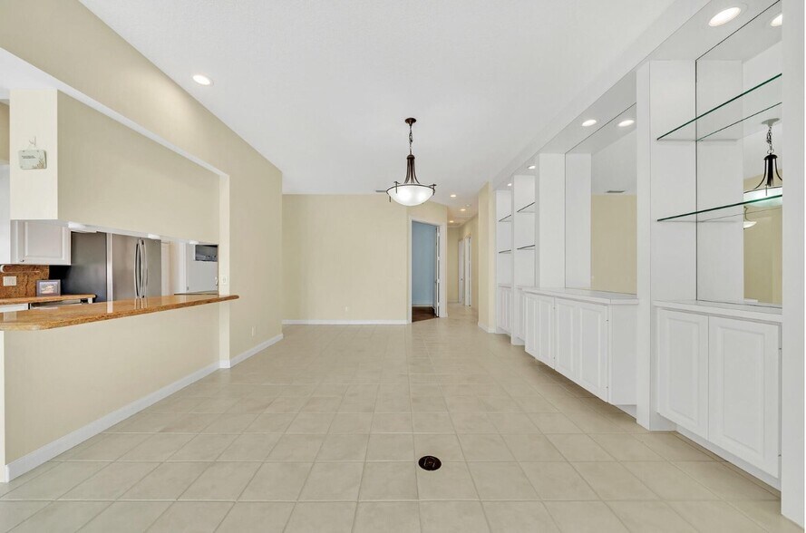 Large Living Room - 4780 Orchard Ln