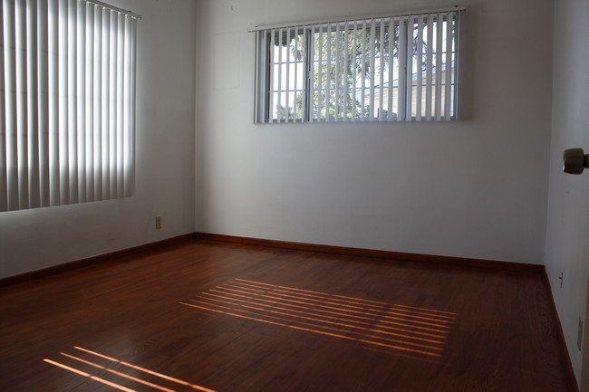 bedroom - 5646 Satsuma Ave