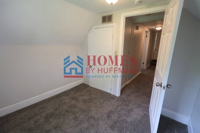 Building Photo - Three Bedroom House