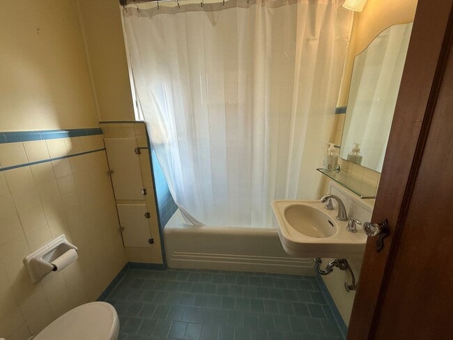 Building Photo - Now renting 3 bedroom House, visit our web...