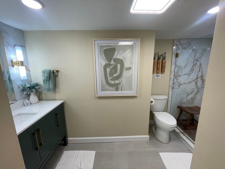 Large bathroom - 656 E 50th Pl