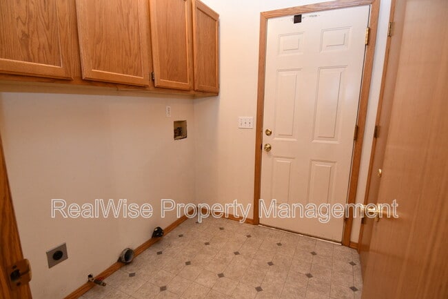 Building Photo - 116 SE Debbie Way