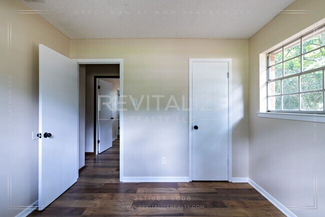 Building Photo - Beautiful Renovated 3 Bedroom/1 Bathroom H...