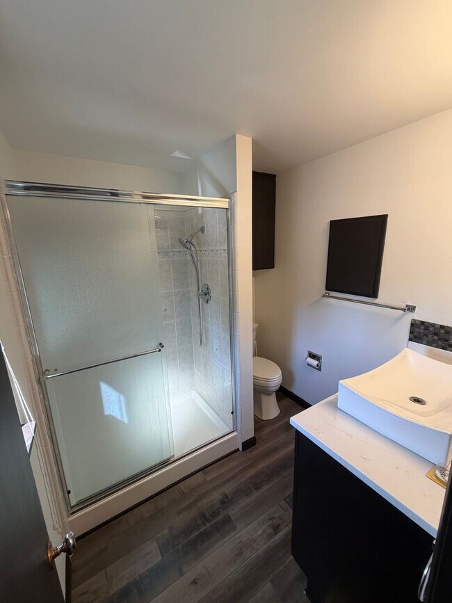 Building Photo - Top Floor Unit in Tastefully Updated Home!