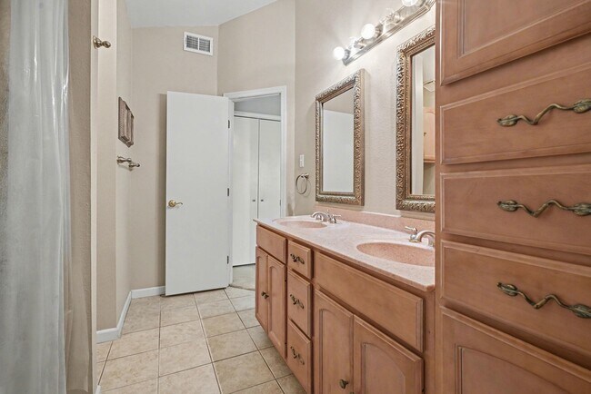 Building Photo - 454 Lost Rock Dr