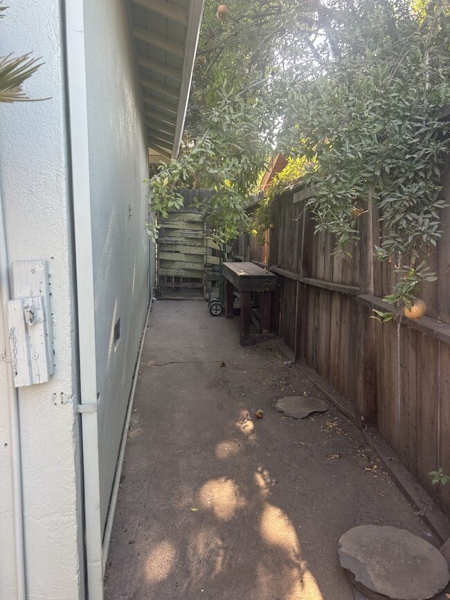 Building Photo - 137 Las Flores Ave