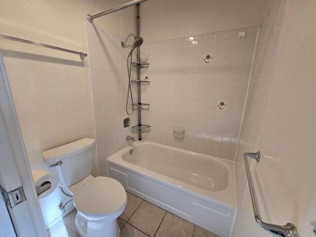 Building Photo - Discover this well-appointed 2-bedroom, 1.5-bath condo in San Diego