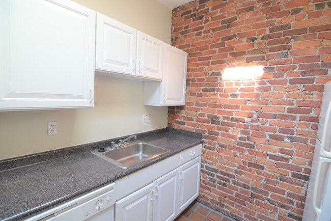 Building Photo - 67 St Germain St
