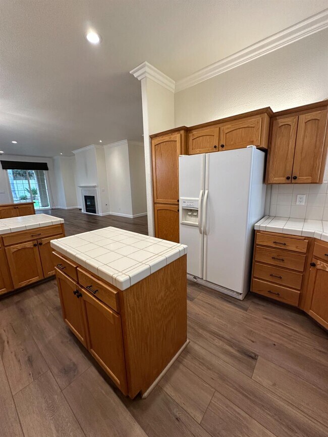 Building Photo - 7026 N Warren Ave