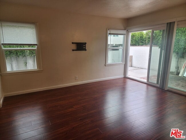 Building Photo - 328 S Oakhurst Dr