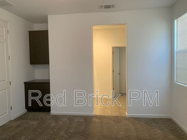 Building Photo - 821 Tivoli Dr