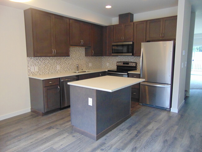 Building Photo - Gorgeous 3BR/2.5 BA Town Home.