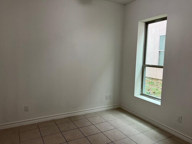 Building Photo - 1511 Don Camilo Blvd