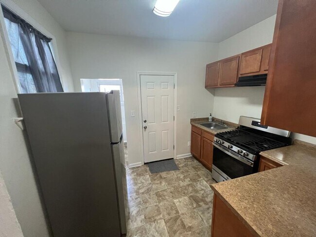 Building Photo - Big 2 bedroom home, fully rehabbed with laundry in home