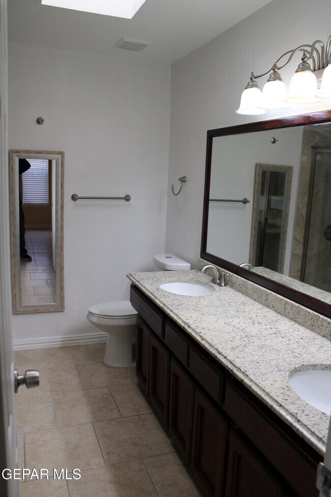 Building Photo - 1743 Lomaland Dr