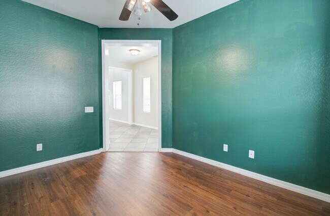Building Photo - 2143 W Marconi Ave