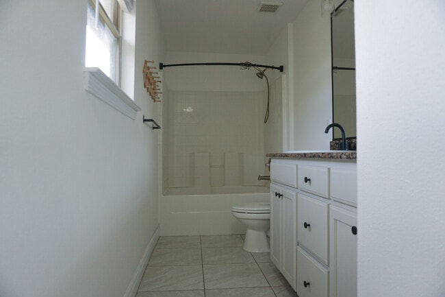 Building Photo - 127 Bronze Cir