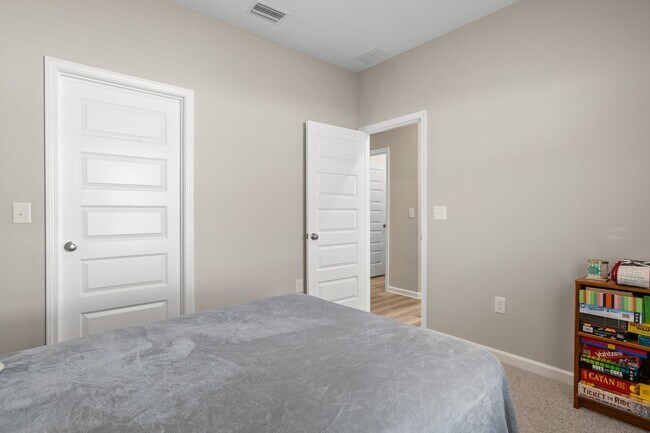 Building Photo - 6686 Sun Tree Cir