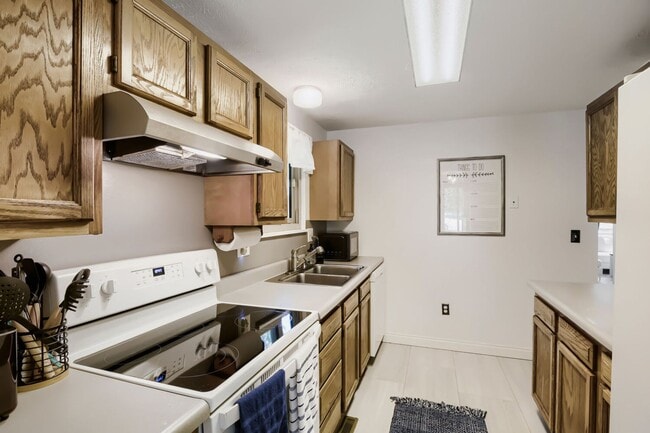 Building Photo - 329 Chinook Ave