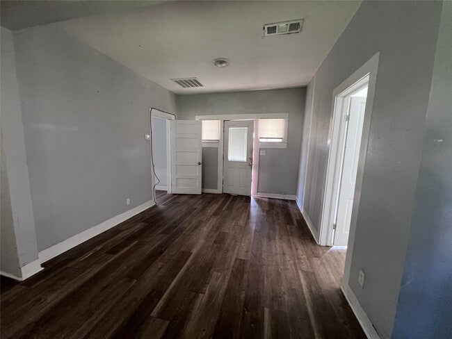 Building Photo - 521 W Caney St