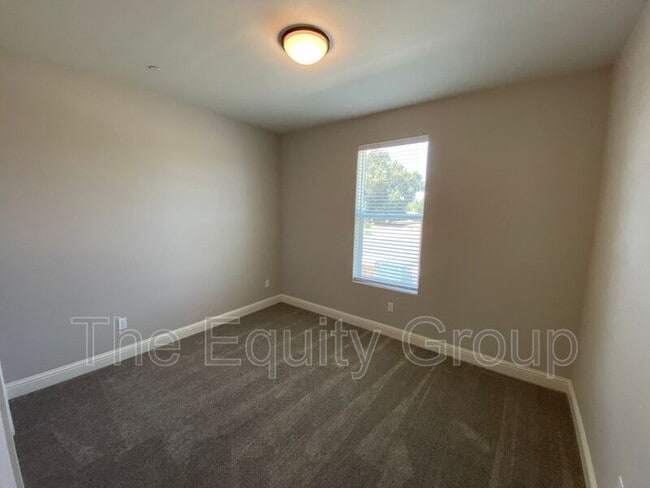 Building Photo - 1129 E Harter Dr