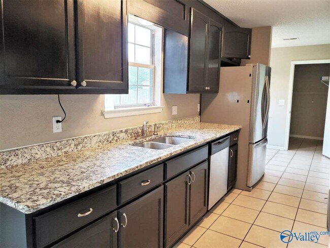 Building Photo - 110 SW Brushcreek Dr
