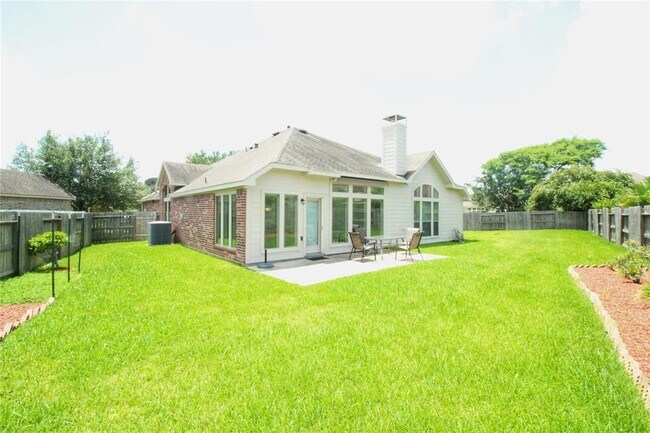 Building Photo - 2801 Enchanted Lake Dr