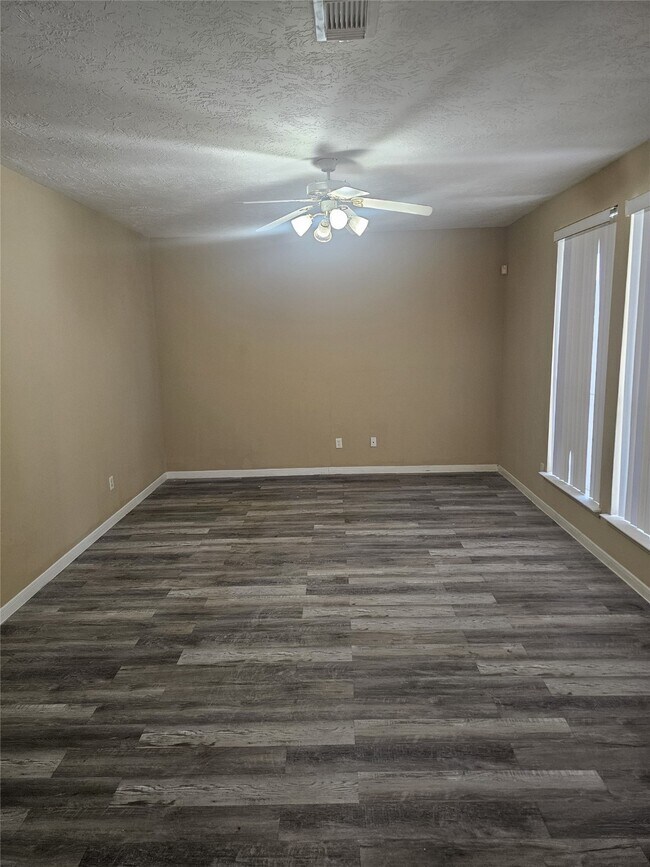 Building Photo - 12111 N Brenton Knoll Dr