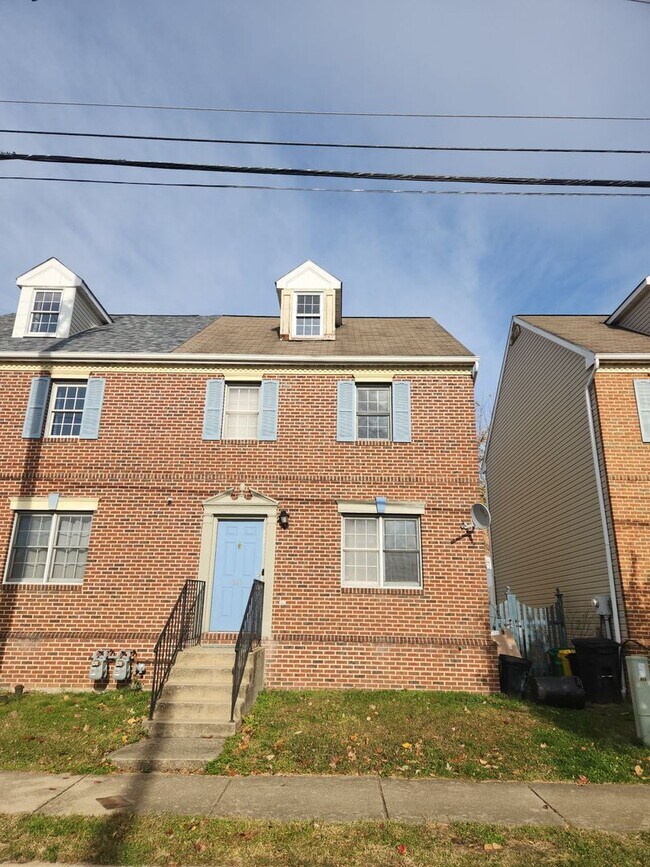 Primary Photo - 811 E King St