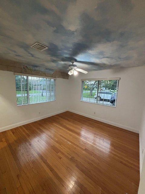 Building Photo - 117 SE 4th Ave