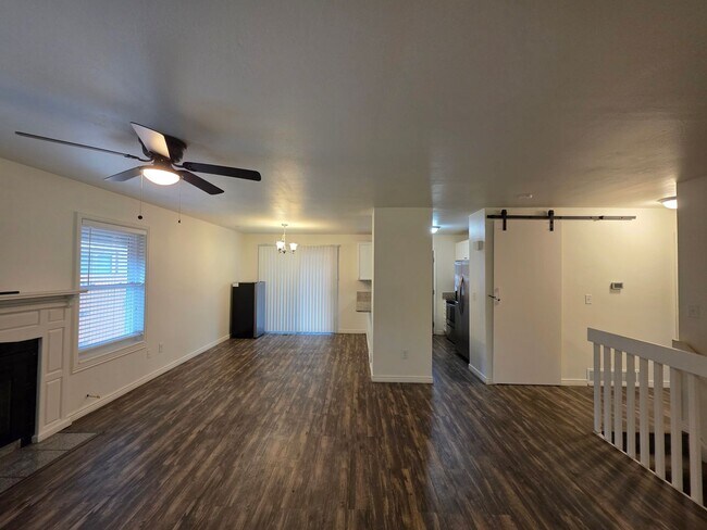 Building Photo - !!NEW PRICE DROP!! Massive 5 Bedroom Townh...