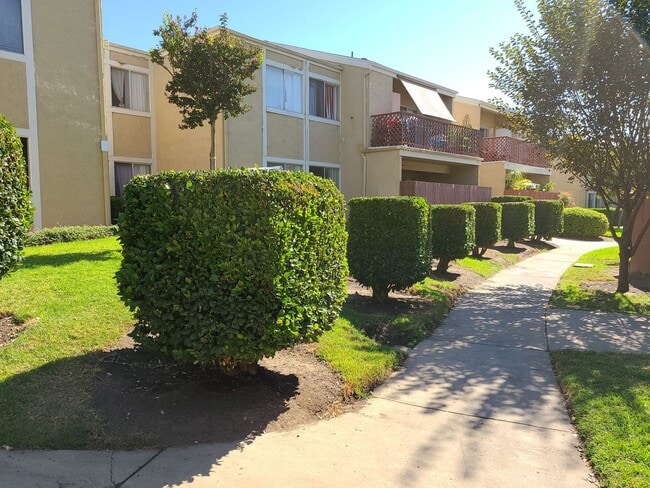 Building Photo - 475 N Midway Dr