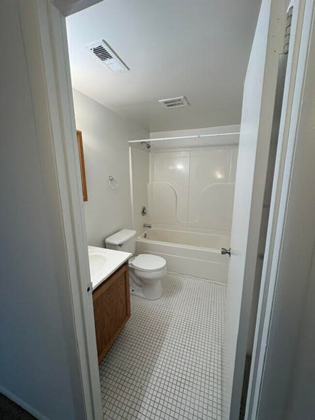 Building Photo - Two Bedroom One Bath