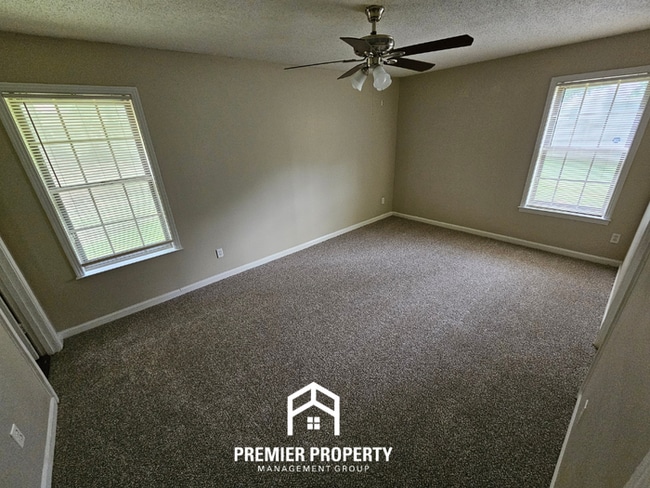 Building Photo - Huge 3BR/2BA Near Kirby | 1,774 Sq Ft, Hardwood Floors, Fireplace & Bay Window